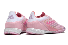 Chuteira Futsal Adidas F50 IC Rosa "Lamine Yamal" vista traseira com detalhes em rosa e branco.