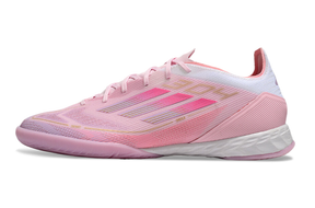 Chuteira Futsal Adidas F50 IC Rosa "Lamine Yamal" vista lateral, design inovador em rosa para máxima performance.