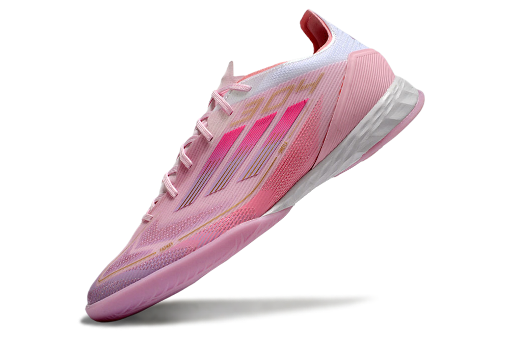 Chuteira Futsal Adidas F50 IC Rosa "Lamine Yamal" em destaque, com design rosa vibrante e tecnologia avançada.
