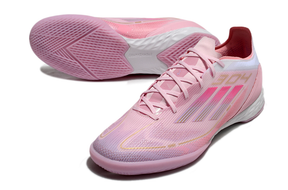 Chuteira Futsal Adidas F50 IC Rosa "Lamine Yamal" em rosa, design moderno e tecnologia inovadora para futebol.