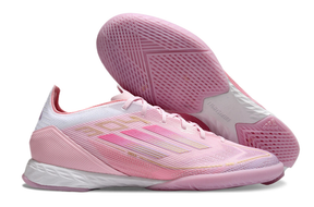 Chuteira Futsal Adidas F50 IC Rosa "Lamine Yamal" com design rosa e sola em borracha, ideal para jogos de futsal.