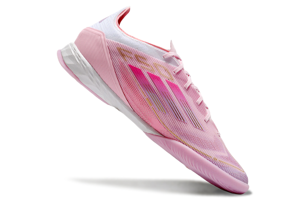 Chuteira Futsal Adidas F50 IC Rosa "Lamine Yamal" em rosa, design moderno e tecnologia avançada.