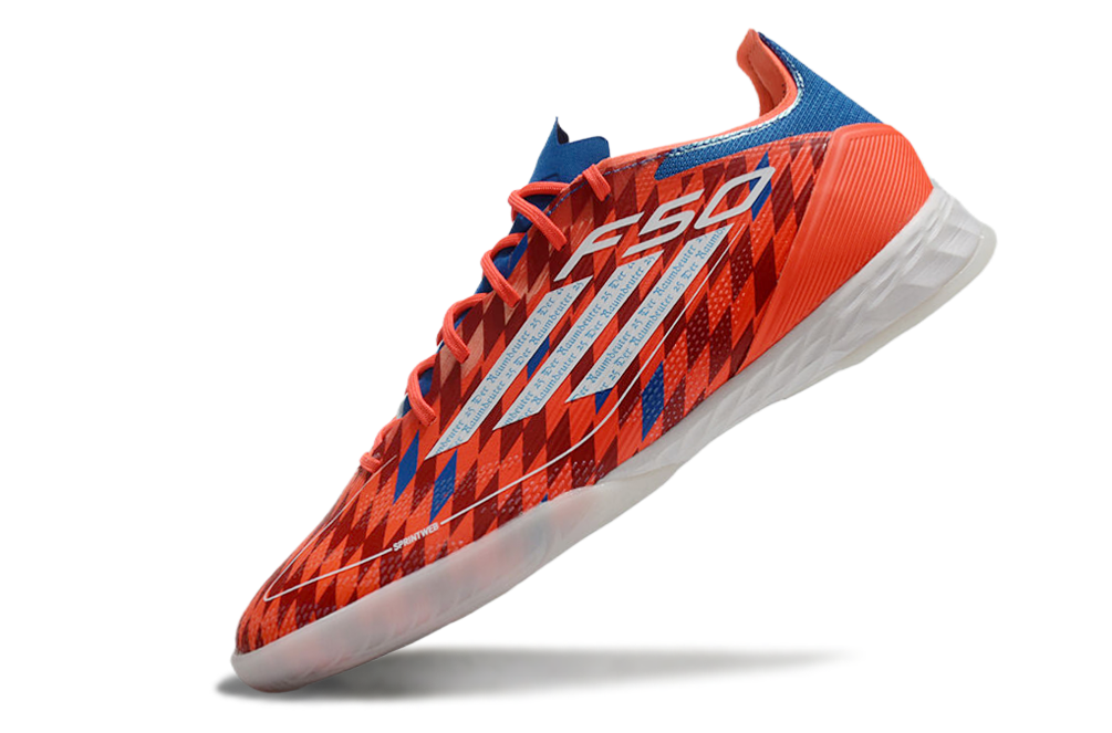 Chuteira Futsal Adidas F50 IC Vermelha e Azul em ângulo, destacando design e cores vibrantes.