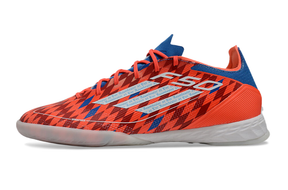 Chuteira Futsal Adidas F50 IC Vermelha e Azul em ângulo lateral, destacando cores vibrantes e design moderno.