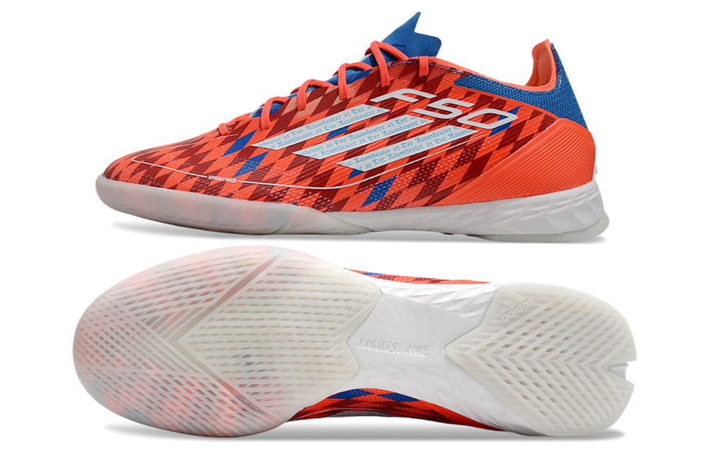 Chuteira Futsal Adidas F50 IC Vermelha e Azul com design vibrante e sola para superfícies interiores.