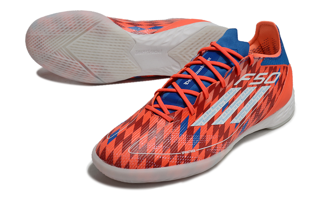 Chuteira Futsal Adidas F50 IC Vermelha e Azul com design vibrante e tecnologia para desempenho em quadras.