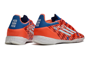 Chuteira Futsal Adidas F50 IC Vermelha e Azul vista traseira com design moderno e vibrante.