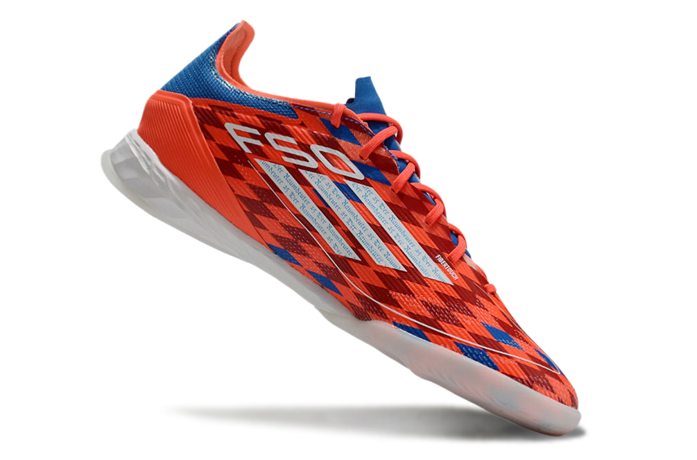 Chuteira Futsal Adidas F50 IC Vermelha e Azul com design aerodinâmico e cores vibrantes para performance em quadra.