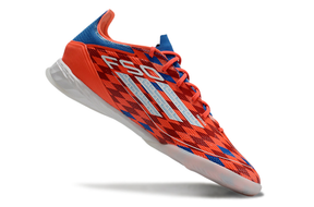 Chuteira Futsal Adidas F50 IC Vermelha e Azul com design aerodinâmico e cores vibrantes para performance em quadra.