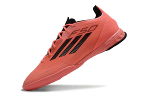 Chuteira Futsal Adidas F50 IC Vermelha em destaque, com design vibrante e aerodinâmico, ideal para desempenho em quadra.