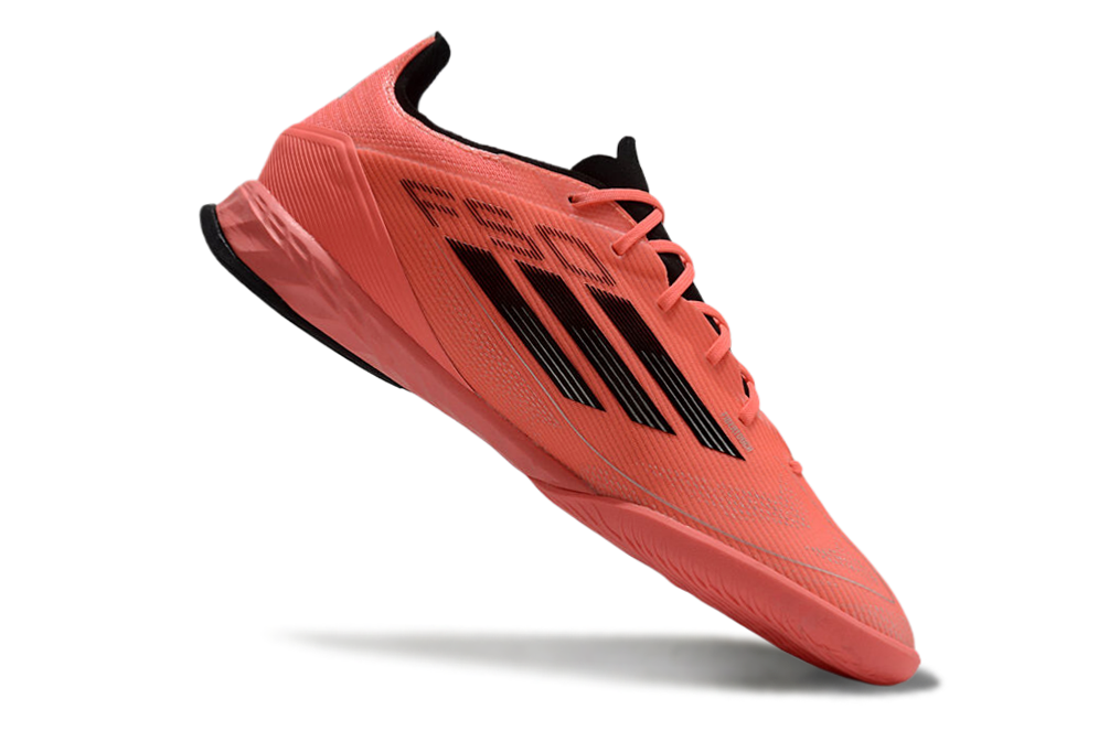 Chuteira Futsal Adidas F50 IC Vermelha com design aerodinâmico e cores vibrantes, perfeita para jogadas rápidas.