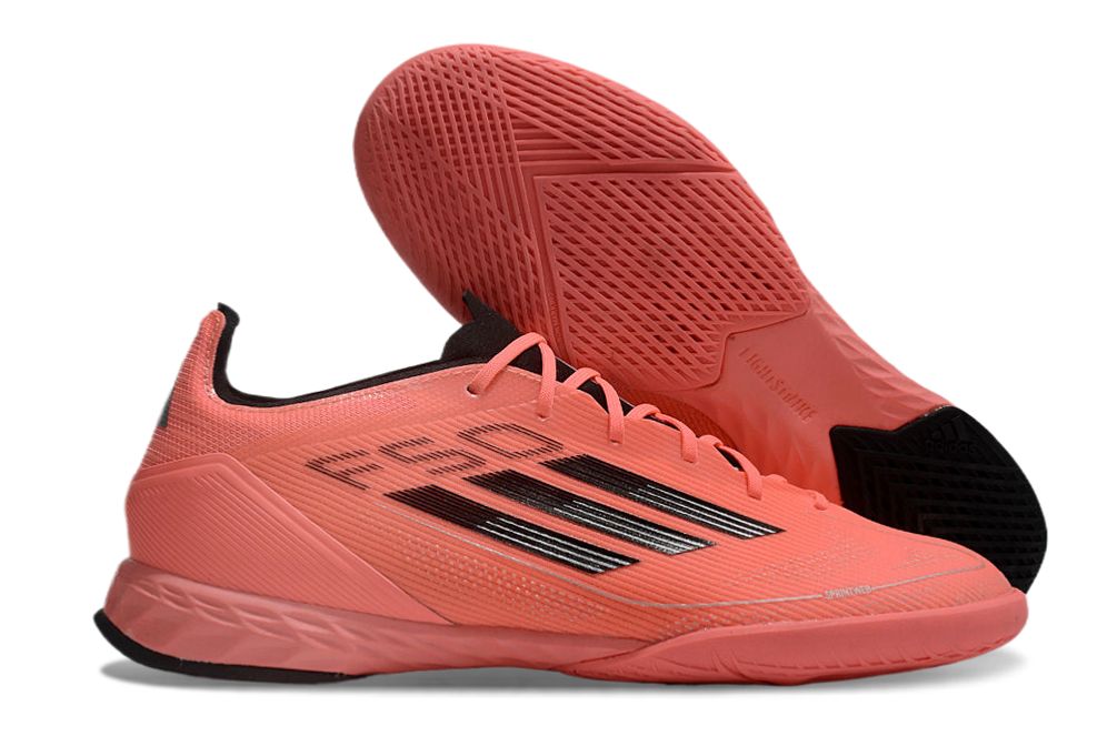 Chuteira Futsal Adidas F50 IC Vermelha em cor vibrante com design aerodinâmico para desempenho superior.