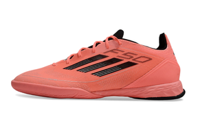 Chuteira Futsal Adidas F50 IC Vermelha lateral em rosa vibrante com detalhes em preto, ideal para futsal.