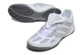 Chuteira Futsal Adidas Predator Precision IC Branco e Prata com design retrô e cabedal em couro sintético.