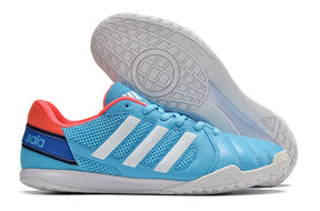 Chuteira Futsal Adidas Top Sala IC Azul e Branco vista lateral com sola branca e detalhes em azul e rosa.