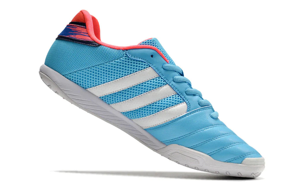Chuteira Futsal Adidas Top Sala IC Azul e Branco com design ergonómico e cores vibrantes para desempenho em quadras.
