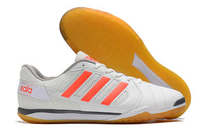 Chuteira Futsal Adidas Top Sala IC Branca e Laranja de perfil com detalhes em laranja e solado IC.