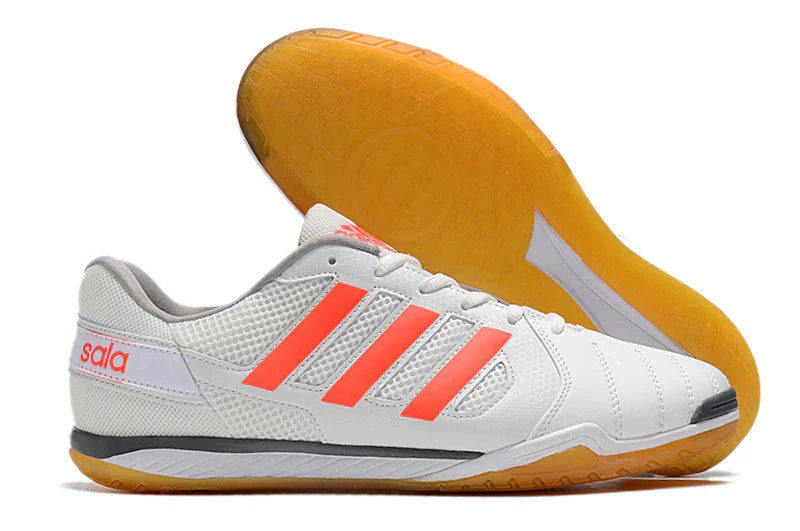 Chuteira Futsal Adidas Top Sala IC Branca e Laranja de perfil com detalhes em laranja e solado IC.