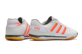 Chuteira Futsal Adidas Top Sala IC Branca e Laranja, ideal para desempenho em quadras.