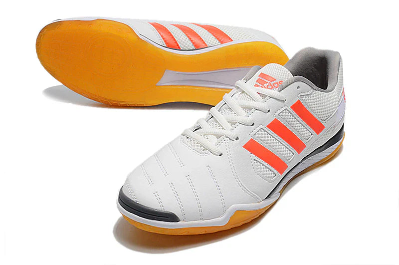 Chuteira Futsal Adidas Top Sala IC Branca e Laranja com design moderno e solado para quadras indoor.
