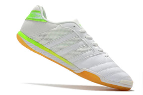 Chuteira Futsal Adidas Top Sala IC Branca e Verde em ângulo lateral com detalhes em verde e sola de borracha.
