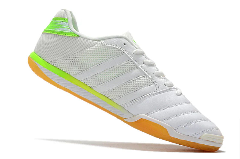 Chuteira Futsal Adidas Top Sala IC Branca e Verde em ângulo lateral com detalhes em verde e sola de borracha.