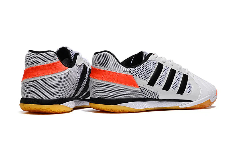 Chuteira Futsal Adidas Top Sala IC Cinza e Branca com detalhes em preto e laranja, ideal para piso interno.