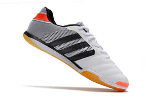 Chuteira Futsal Adidas Top Sala IC Cinza e Branca com design moderno e sola para quadras indoor.