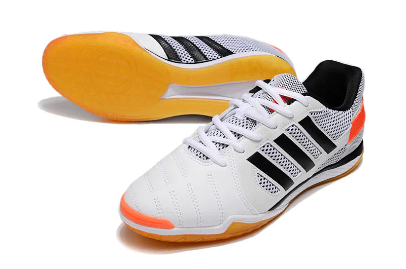 Chuteira Futsal Adidas Top Sala IC Cinza e Branca com design moderno e sola para quadras de futsal.