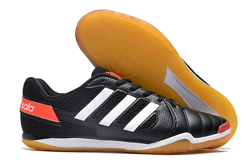 Chuteira Futsal Adidas Top Sala IC Preta com sola para quadras interiores e design inovador.