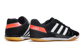 Chuteira Futsal Adidas Top Sala IC Preta com design inovador e sola IC para alto desempenho em futsal.
