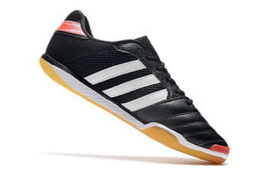 Chuteira Futsal Adidas Top Sala IC Preta com design inovador e sola IC para alto desempenho em futsal.