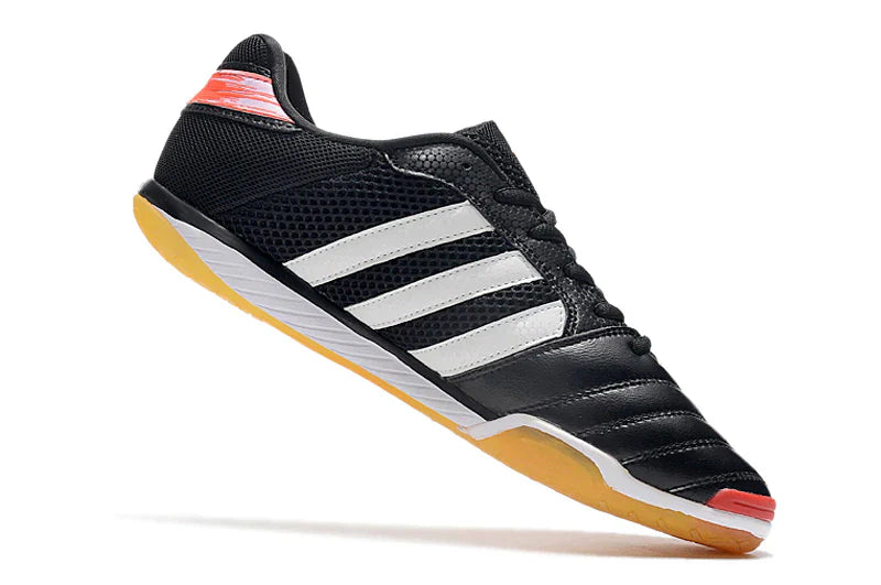 Chuteira Futsal Adidas Top Sala IC Preta com design inovador e sola IC para alto desempenho em futsal.