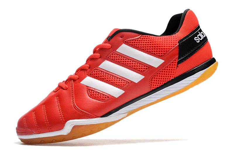 Chuteira Futsal Adidas Top Sala IC Vermelha e Branca em destaque, ideal para controle e precisão.
