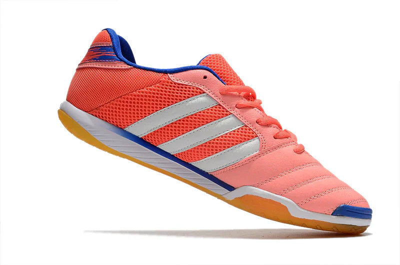 Chuteira Futsal Adidas Top Sala IC Vermelha em destaque, ideal para futsal de alto desempenho.