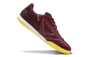 Chuteira Futsal Adidas Competition Top IC Preta e Branca em ação destacando seu design e cores elegantes.