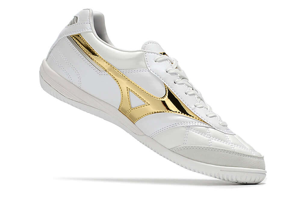 Chuteira Futsal Mizuno Morelia Sala IC Branca e Dourada com design clássico e tecnologia avançada.