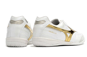 Chuteira Futsal Mizuno Morelia Sala IC Branca e Dourada - vista lateral e traseira em branco e dourado.