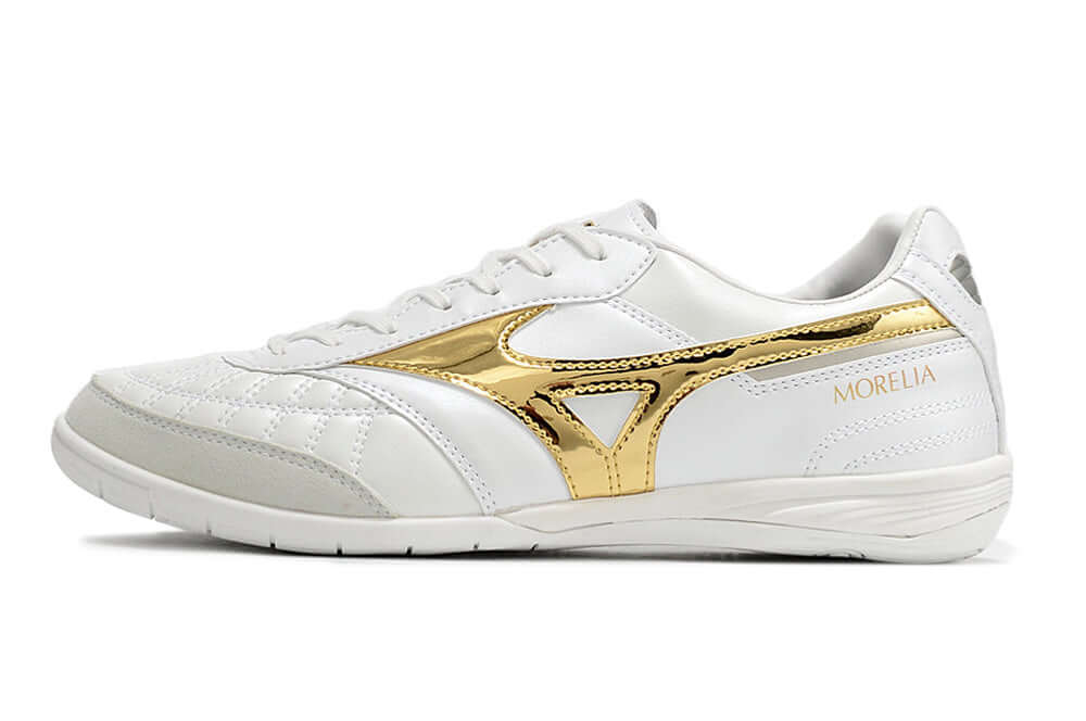 Chuteira Futsal Mizuno Morelia Sala IC Branca e Dourada com design clássico e dourado.
