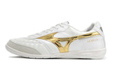 Chuteira Futsal Mizuno Morelia Sala IC Branca e Dourada com design clássico e dourado.