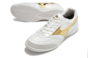 Chuteira Futsal Mizuno Morelia Sala IC Branca e Dourada com detalhes em dourado.