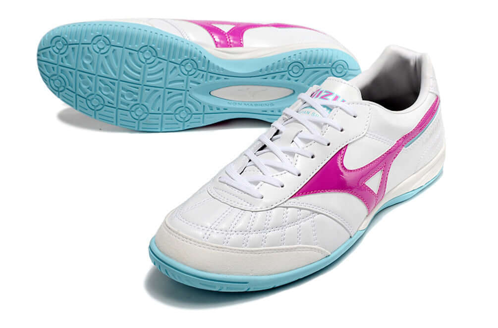 Chuteira Futsal Mizuno Morelia Sala IC Branca e Azul com detalhes em rosa e sola clara, ideal para desempenho em quadras.