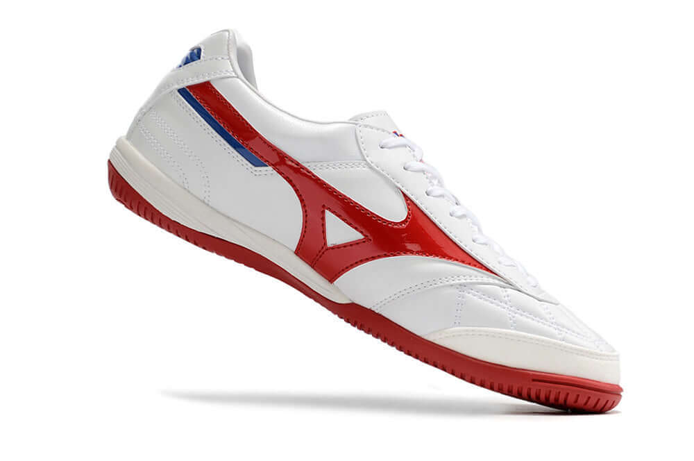 Chuteira Futsal Mizuno Morelia Sala IC Branca e Vermelha lado esquerdo em fundo branco.