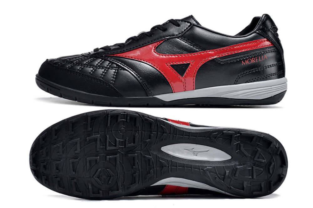 Chuteira Futsal Mizuno Morelia Sala IC Preta e Vermelha, com sola para superfícies de futsal.