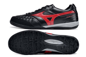 Chuteira Futsal Mizuno Morelia Sala IC Preta e Vermelha, com sola para superfícies de futsal.