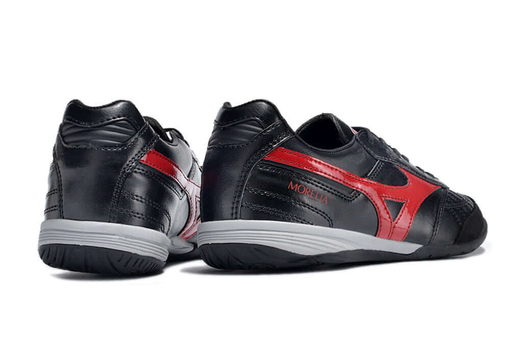 Chuteira Futsal Mizuno Morelia Sala IC Preta e Vermelha, traseira em preto e vermelho, ideal para futsal.