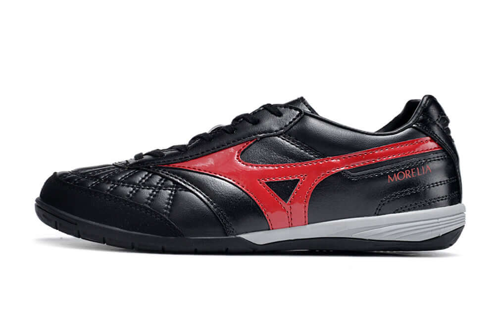 Chuteira Futsal Mizuno Morelia Sala IC Preta e Vermelha lateral com detalhes em vermelho.