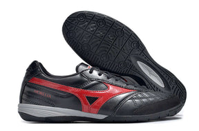 Chuteira Futsal Mizuno Morelia Sala IC Preta e Vermelha com sola IC para superfícies de futsal.