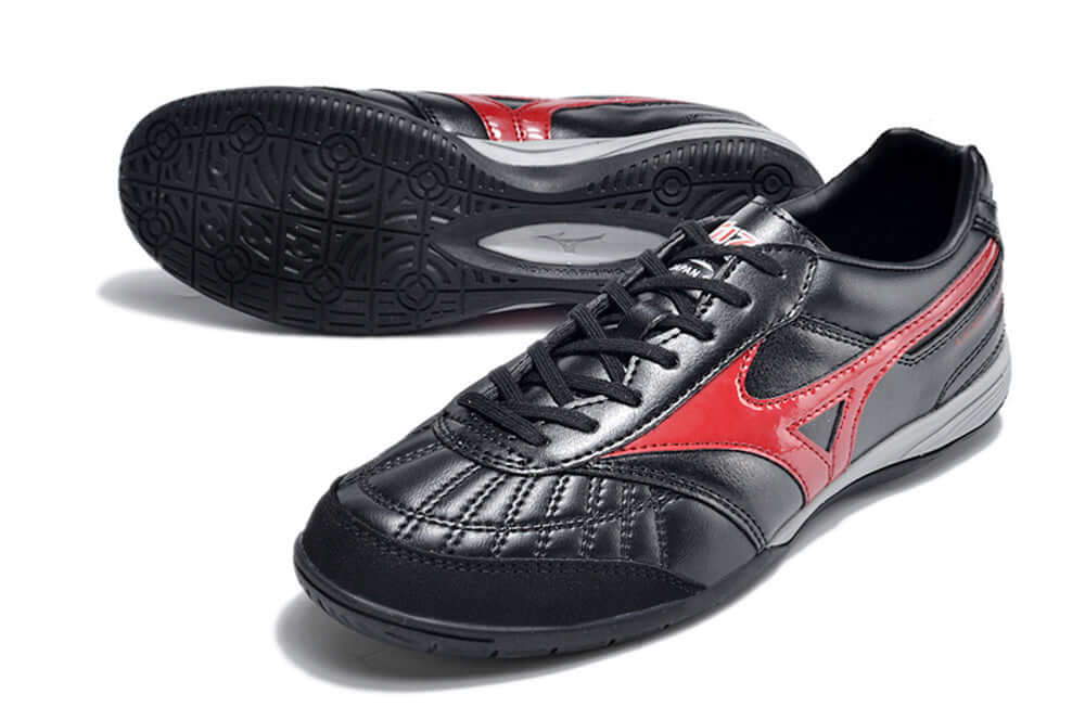 Chuteira Futsal Mizuno Morelia Sala IC Preta e Vermelha com sola ideal para futsal em superfícies interiores.