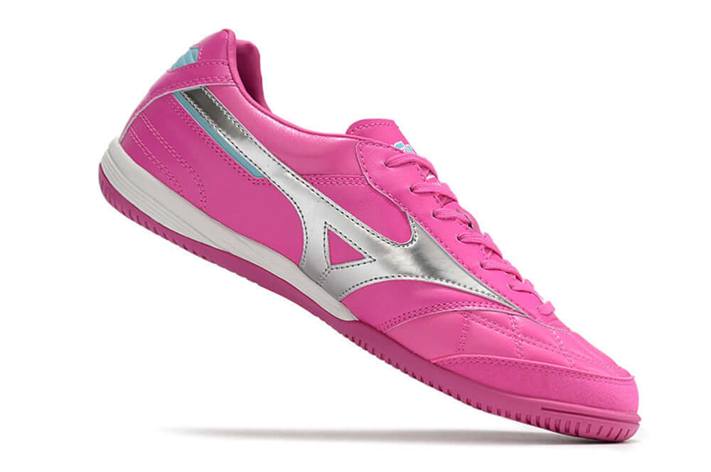 Chuteira Futsal Mizuno Morelia Sala IC Rosa e Prata com design moderno e desempenho superior para futsal.